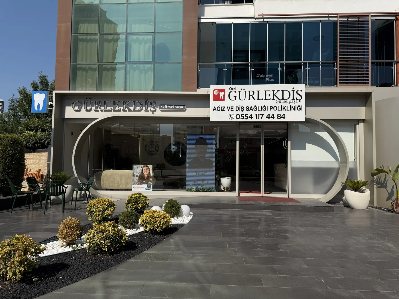 Gürlek Diş kliniği bina girişi ve tabelası